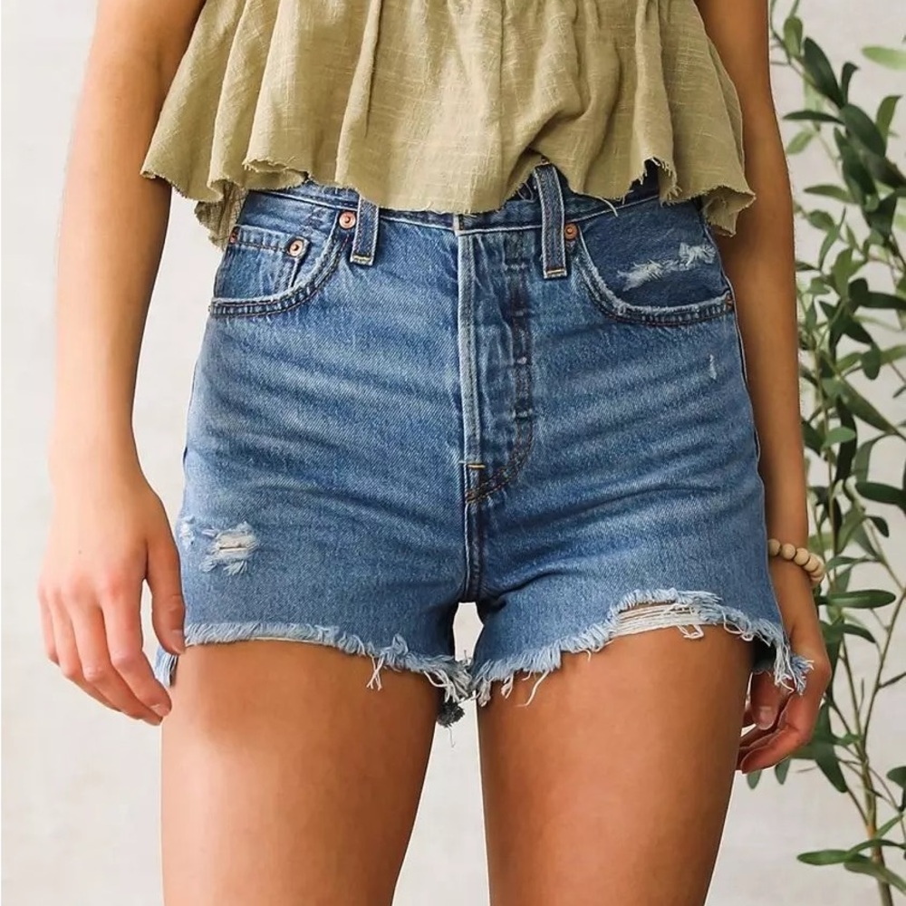 Levi’s Ribcage Shorts